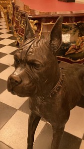Casa Padrino Luxus Bronze Skulptur Boxer Hund Bronzefarben 85 x 28 x H. 95 cm - Bronze Dekofigur - Wohnzimmer Dekofigur - Wohnzimmer Deko Accessoires - Luxus Deko Accessoires