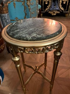 Casa Padrino Barock Beistelltisch Gold / Grün - Handgefertigter Antik Stil Massivholz Tisch mit Marmorplatte - Wohnzimmer Möbel im Barockstil - Antik Stil Möbel - Barock Möbel - Barock Einrichtung