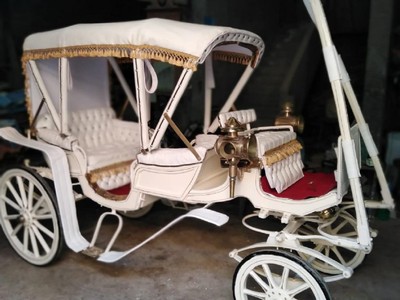 Casa Padrino baroque horse drawn carriage white / red / gold - Magnificent wedding carriage in the baroque style - Handmade baroque style carriage - Noble & Magnificent Casa Padrino baroque horse drawn carriage white / red / gold - Magnificent wedding carriage in the baroque style - Handmade baroque style carriage - Noble & Magnificent