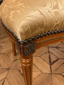 Casa Padrino Luxus Barock Esszimmer Stuhl Gold Muster / Braun / Antik Messing - Handgefertigter Massivholz Stuhl mit Löwenfüßen - Barockstil Küchenstuhl - Barock Esszimmer Möbel - Edel & Prunkvoll