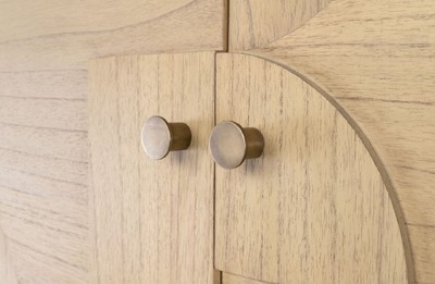 Casa Padrino Luxus Designer Schrank Naturfarben 130 x 45 x H. 190 cm - Massivholz Regalschrank mit 3 Türen - Schlafzimmer Schrank - Wohnzimmer Schrank - Büro Schrank - Luxus Möbel