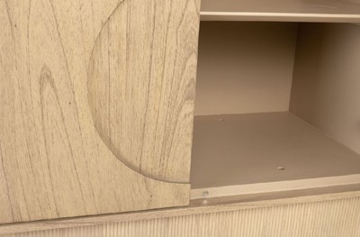 Casa Padrino Luxus Designer Schrank Naturfarben 130 x 45 x H. 190 cm - Massivholz Regalschrank mit 3 Türen - Schlafzimmer Schrank - Wohnzimmer Schrank - Büro Schrank - Luxus Möbel
