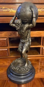 Casa Padrino escultura de bronce Art Nouveau hombre con bola bronce / negro 14 x 14 x A. 33 cm - Figura de bronce - Figura decorativa - Decoración de escritorio - Accesorios decorativos