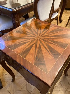 Casa Padrino Barock Beistelltisch mit Schach & Backgammon Spielfläche Dunkelbraun / Braun /  Messing 60 x 60 x H. 71 cm - Barock Möbel - Antik Stil Möbel - Edel & Prunkvoll