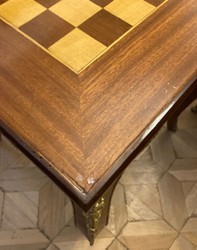 Casa Padrino mesa auxiliar barroco con superficie de juego de ajedrez y backgammon marrón oscuro / marrón / latón 60 x 60 x A. 71 cm - Muebles barrocos - Muebles estilo antiguo - Noble y Magnífico