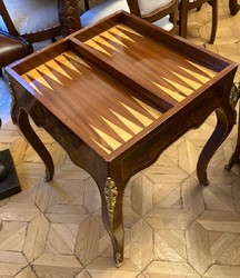 Casa Padrino mesa auxiliar barroco con superficie de juego de ajedrez y backgammon marrón oscuro / marrón / latón 60 x 60 x A. 71 cm - Muebles barrocos - Muebles estilo antiguo - Noble y Magnífico