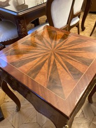 Casa Padrino mesa auxiliar barroco con superficie de juego de ajedrez y backgammon marrón oscuro / marrón / latón 60 x 60 x A. 71 cm - Muebles barrocos - Muebles estilo antiguo - Noble y Magnífico