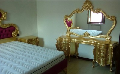 Casa Padrino Luxus Barock Schlafzimmer Set Gold - 1 Barock Schminkkommode & 1 Barock Spiegel - Luxus Schlafzimmer Möbel im Barockstil - Barock Möbel - Luxus Qualität - Made in Italy
