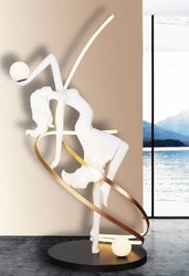 Casa Padrino lampadaire de luxe danceur blanc / laiton / noir H. 179 cm - Lampadaire LED en résine - Lampadaires de luxe - Luminaires de luxe - Meuble de luxe