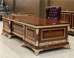 Casa Padrino luxury baroque office furniture set bordeaux red / brown / gold - 1 Baroque Desk & 1 Baroque Chesterfield Office Chair with Fine Faux Leather - Baroque Office Furniture