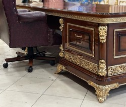 Casa Padrino luxury baroque office furniture set bordeaux red / brown / gold - 1 Baroque Desk & 1 Baroque Chesterfield Office Chair with Fine Faux Leather - Baroque Office Furniture