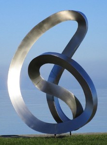 Casa Padrino Luxus Designer XXL Edelstahl Garten Skulptur Silber 165 x 80 x H. 215 cm - Riesige XXL Garten Deko - Luxus Outdoor Deko - Designer Garten Deko Accessoires
