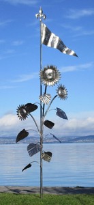 Casa Padrino sculpture de jardin de luxe XXL en inox tournesols avec drapeau argent 95 x 75 x H. 290 cm - Immense décoration de jardin XXL - Décoration d'extérieur de luxe - Accessoires de jardin