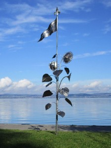 Casa Padrino Luxus XXL Edelstahl Garten Skulptur Sonnenblumen mit Flagge Silber 95 x 75 x H. 290 cm - Riesige XXL Garten Deko - Luxus Outdoor Deko - Luxus Garten Deko Accessoires