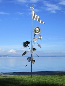 Casa Padrino Luxus XXL Edelstahl Garten Skulptur Sonnenblumen mit Flagge Silber 95 x 75 x H. 290 cm - Riesige XXL Garten Deko - Luxus Outdoor Deko - Luxus Garten Deko Accessoires