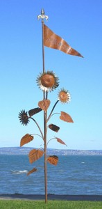 Casa Padrino sculpturede jardin de luxe XXL en acier tournesols avec drapeau rouille / argent 95 x 75 x H. 290 cm - Immense décoration de jardin XXL - Décoration d'extérieur de luxe
