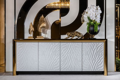 Casa Padrino Luxus Sideboard Schwarz / Weißgrau / Gold 220 x 52 x H. 87,5 cm - Edler Massivholz Schrank mit 4 Türen - Luxus Möbel - Luxus Einrichtung