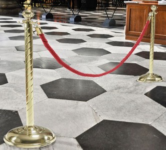 Casa Padrino barrière VIP de luxe or / rouge Ø 30 x H. 95 cm - Support de barrière en laiton noble avec corde - Accessoires d'hôtel - Accessoires restaurant - Qualité de luxe - Fabriqué en Italie