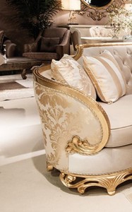 Casa Padrino Luxus Barock Sofa Beige / Gold - Prunkvolles Wohnzimmer Sofa - Barockstil Wohnzimmer Möbel - Luxus Möbel im Barockstil - Barock Einrichtung - Edel & Prunkvoll