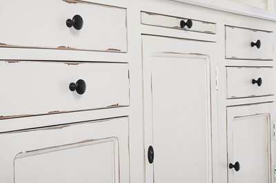 Casa Padrino Landhausstil Schrank mit Leiter Antik Weiß 143,5 x 40,6 x H. 233,7 cm - Bücherschrank - Regalschrank - Wohnzimmerschrank - Büroschrank - Landhausstil Möbel