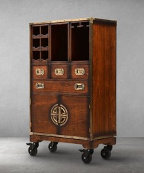 Casa Padrino Luxury Vintage Style Bar Cabinet with Wheels Brown 74 x 37 x H. 123 cm - Solid Wood Wine Cabinet - Vintage Style Bar Furniture - Luxury Bar Furniture - Solid Wood Bar Furniture