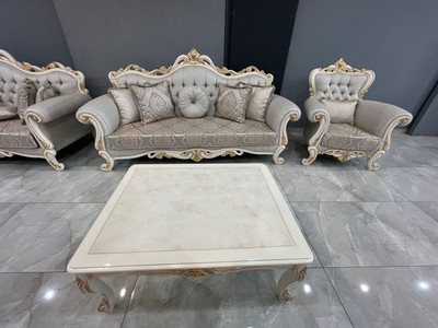 Casa Padrino Luxus Barock Sofa Grau / Weiß / Gold - Prunkvolles Wohnzimmer Sofa mit Glitzersteinen - Barockstil Wohnzimmer Möbel - Luxus Möbel im Barockstil - Edel & Prunkvoll