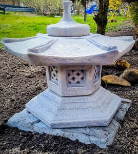 Casa Padrino Lampe de Jardin Style Japonais Pagode Gris 50 x 50 x H. 47 cm - Lampe de Jardin & Patio - Lanterne de Jardin Résistante aux Intempéries - Eclairage de Patio de Jardin