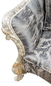 Casa Padrino Luxus Barock Sofa Grau / Antik Weiß / Gold - Barockstil Wohnzimmer Sofa mit elegantem Muster - Luxus Wohnzimmer Möbel im Barockstil - Barock Möbel - Barock Einrichtung