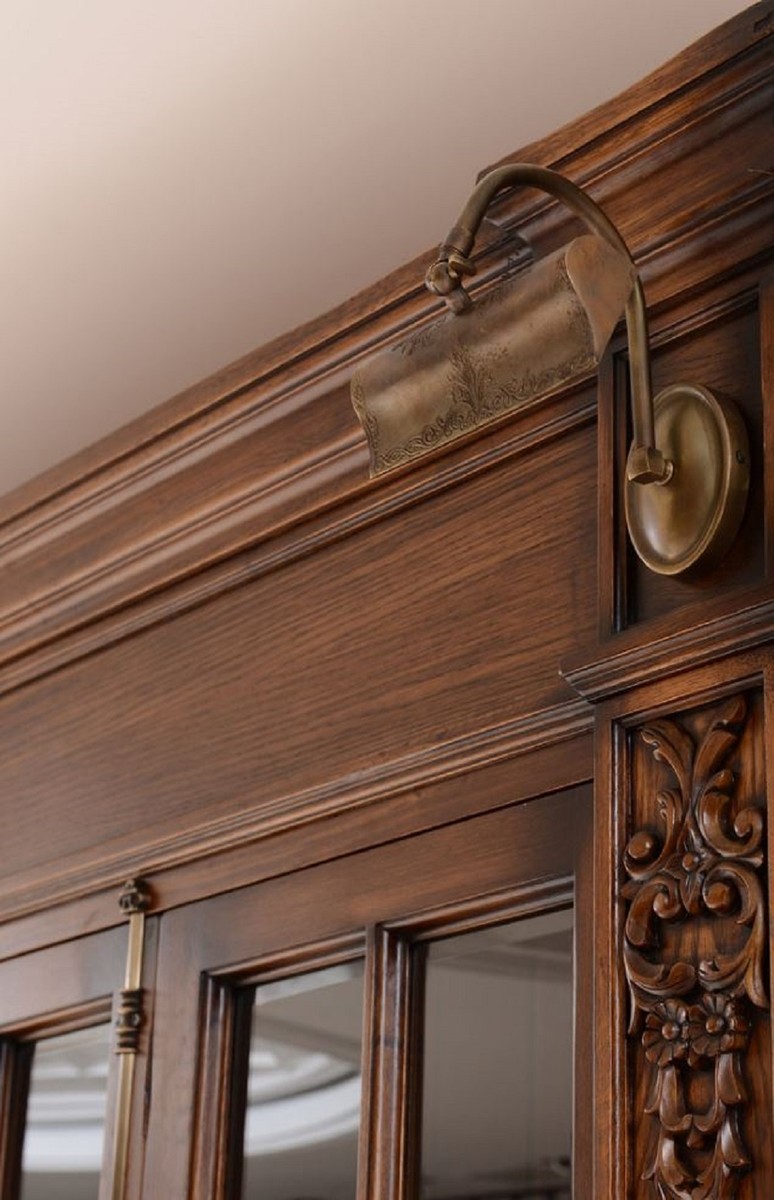 Casa Padrino armoire à livres de style campagnard de luxe marron / laiton antique 262,5 x 54 x H. 251 cm - Armoire avec éclairage - Armoire de salon - Meuble de style campagnard de luxe