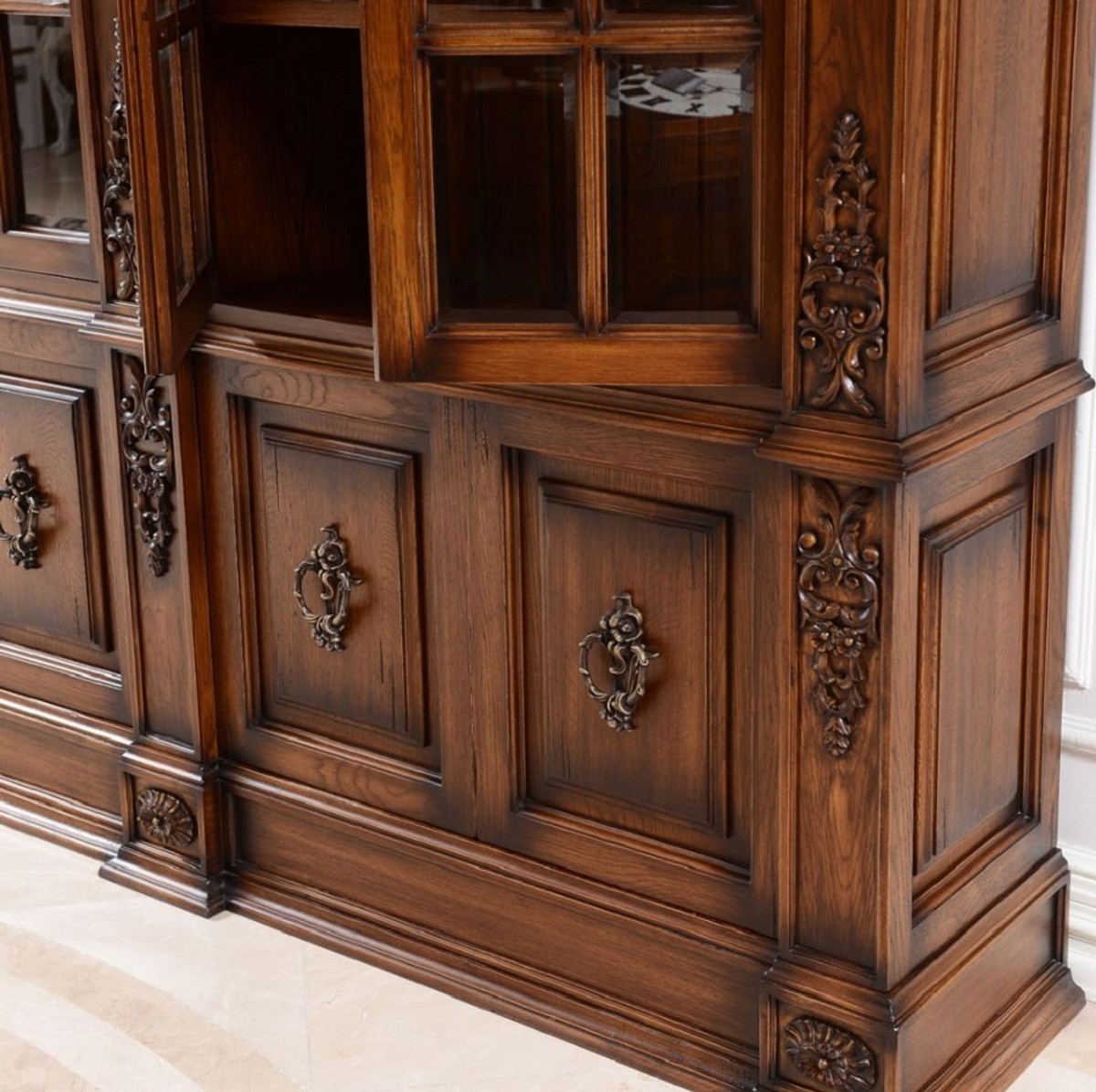 Casa Padrino armoire à livres de style campagnard de luxe marron / laiton antique 262,5 x 54 x H. 251 cm - Armoire avec éclairage - Armoire de salon - Meuble de style campagnard de luxe