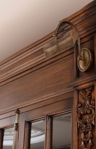Casa Padrino Luxus Landhausstil Bücherschrank Braun / Antik Messing 262,5 x 54 x H. 251 cm - Massivholz Schrank mit Beleuchtung - Wohnzimmerschrank - Büroschrank - Luxus Landhausstil Möbel