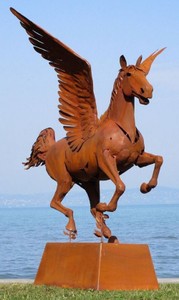 Casa Padrino sculpture décorative de luxe cheval Pégase avec piédestal rouille 288 x 175 x H. 305 cm - Sculpture en acier grandeur nature - Immense figure décorative de jardin - Sculptures de jardin