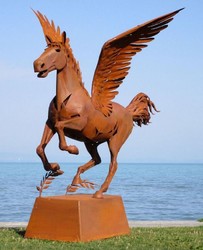 Casa Padrino scultura decorativa di lusso cavallo Pegaso con piedistallo ruggine 288 x 175 x A. 305 cm - Scultura in acciaio a grandezza naturale - Enorme figura decorativa da giardino