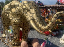 Casa Padrino sculpture décorative de luxe éléphant or / noir 410 x 155 x H. 223 cm - Immense décoration de jardin XXL sculpture - Décoration de jardin grandeur nature XXL figure