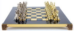 Casa Padrino conjunto de ajedrez de lujo negro / azul / oro / plata / latón 28 x 28 cm - Ajedrez Romano - Tablero de ajedrez de latón pintado a mano con piezas de metal - Accesorios de lujo
