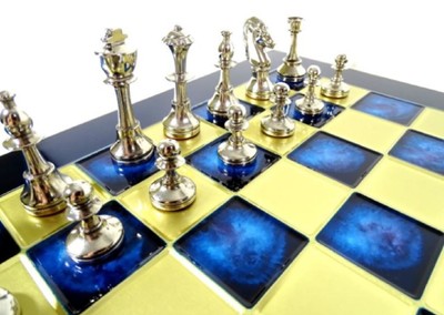 Casa Padrino Luxus Schach Set Schwarz / Blau / Gold / Silber / Messing 36 x 36 cm - Modernes Schachspiel - Handbemaltes Messing Schachbrett mit Metall Schachfiguren - Luxus Deko Accessoires