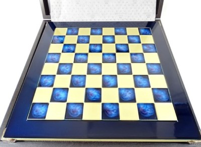 Casa Padrino Luxus Schach Set Schwarz / Blau / Gold / Silber / Messing 36 x 36 cm - Modernes Schachspiel - Handbemaltes Messing Schachbrett mit Metall Schachfiguren - Luxus Deko Accessoires