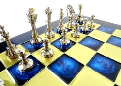 Casa Padrino ensemble de jeu d'échecs de luxe noir / bleu / or / argent / laiton 36 x 36 cm - Échiquier en laiton peint à la main avec pièces d'échecs en métal - Accessoires de décoration de luxe