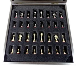 Casa Padrino ensemble de jeu d'échecs de luxe noir / bleu / or / argent / laiton 36 x 36 cm - Échiquier en laiton peint à la main avec pièces d'échecs en métal - Accessoires de décoration de luxe