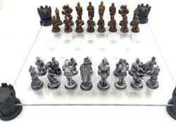 Casa Padrino set di scacchi di lusso cavaliere ottone antico / argento antico 42 x 42 cm - Scacchiera in vetro con torri del castello in poliresina e pezzi degli scacchi in poliresina