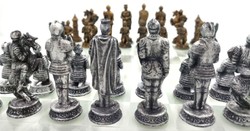Casa Padrino set di scacchi di lusso cavaliere ottone antico / argento antico 42 x 42 cm - Scacchiera in vetro con torri del castello in poliresina e pezzi degli scacchi in poliresina