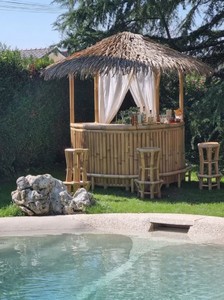 Casa Padrino Luxus Bambus Gartenbar Set Naturfarben 200 x 100 x H. 270 cm - 1 Halbrunde Cocktailbar mit Dach & 4 Barhocker - Garten Möbel - Bambus Möbel