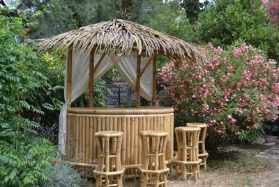 Casa Padrino Luxus Bambus Gartenbar Set Naturfarben 200 x 100 x H. 270 cm - 1 Halbrunde Cocktailbar mit Dach & 4 Barhocker - Garten Möbel - Bambus Möbel
