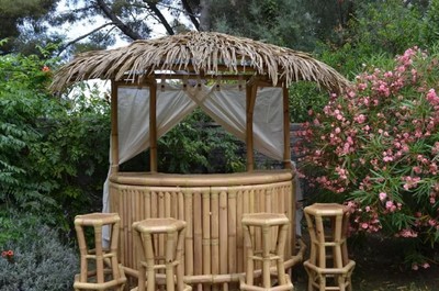 Casa Padrino Luxus Bambus Gartenbar Set Naturfarben 200 x 100 x H. 270 cm - 1 Halbrunde Cocktailbar mit Dach & 4 Barhocker - Garten Möbel - Bambus Möbel