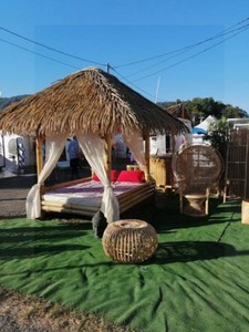 Casa Padrino Luxus Bambus Doppel Gartenliege Naturfarben - Wetterbeständige Garten Liege mit Dach und Matratze - Bambus Poolliege - Pool Möbel - Garten Möbel - Bambus Möbel - Luxus Möbel