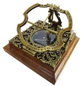 Casa Padrino cadran solaire de style antique de luxe or / marron 10 x 10 x H. 10 cm - Cadran solaire de table en laiton avec socle en bois - Accessoire de décoration de style ancien de luxe