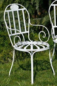 Casa Padrino Art Nouveau garden chair white 47 x 47 x H. 94 cm - Handmade wrought iron chair with armrests - Nostalgic wrought iron garden & patio furniture