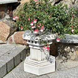 Casa Padrino pilier déco de jardin baroque blanc / gris 40 x 40 x H. 43 cm - Pilier en pierre de style antique - Magnifique pilier de jardin - Accessoires décoration de jardin & terrasse baroque
