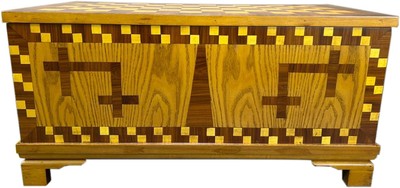 Art Deco Truhe Truhenkommode Kommode Biedermeier 40er Jahre Museumsnachbau Museum Möbel Replikat Replica Deutschland Reich Deutsches Schachbrett Muster Intarsien Art Deco Truhe Truhenkommode Kommode Biedermeier 40er Jahre Museumsnachbau Museum Möbel Replikat Replica Deutschland Reich Deutsches Schachbrett Muster Intarsien