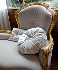 Casa Padrino Luxus Barock Sofa Grau / Gold - Prunkvolles Barockstil Wohnzimmer Sofa - Luxus Wohnzimmer Möbel im Barockstil - Barock Möbel - Luxus Qualität - Made in Italy